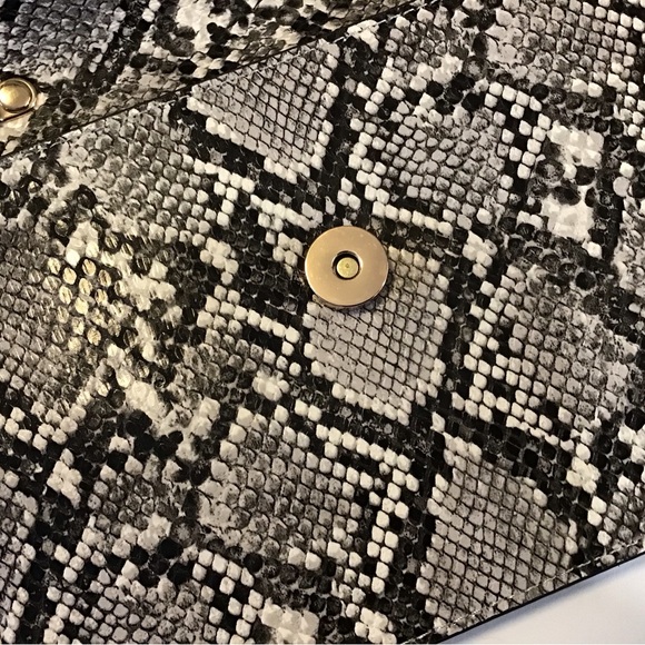 Urban Expressions NWOT Faux Snake Print Crossbody Bag - Picture 7 of 12